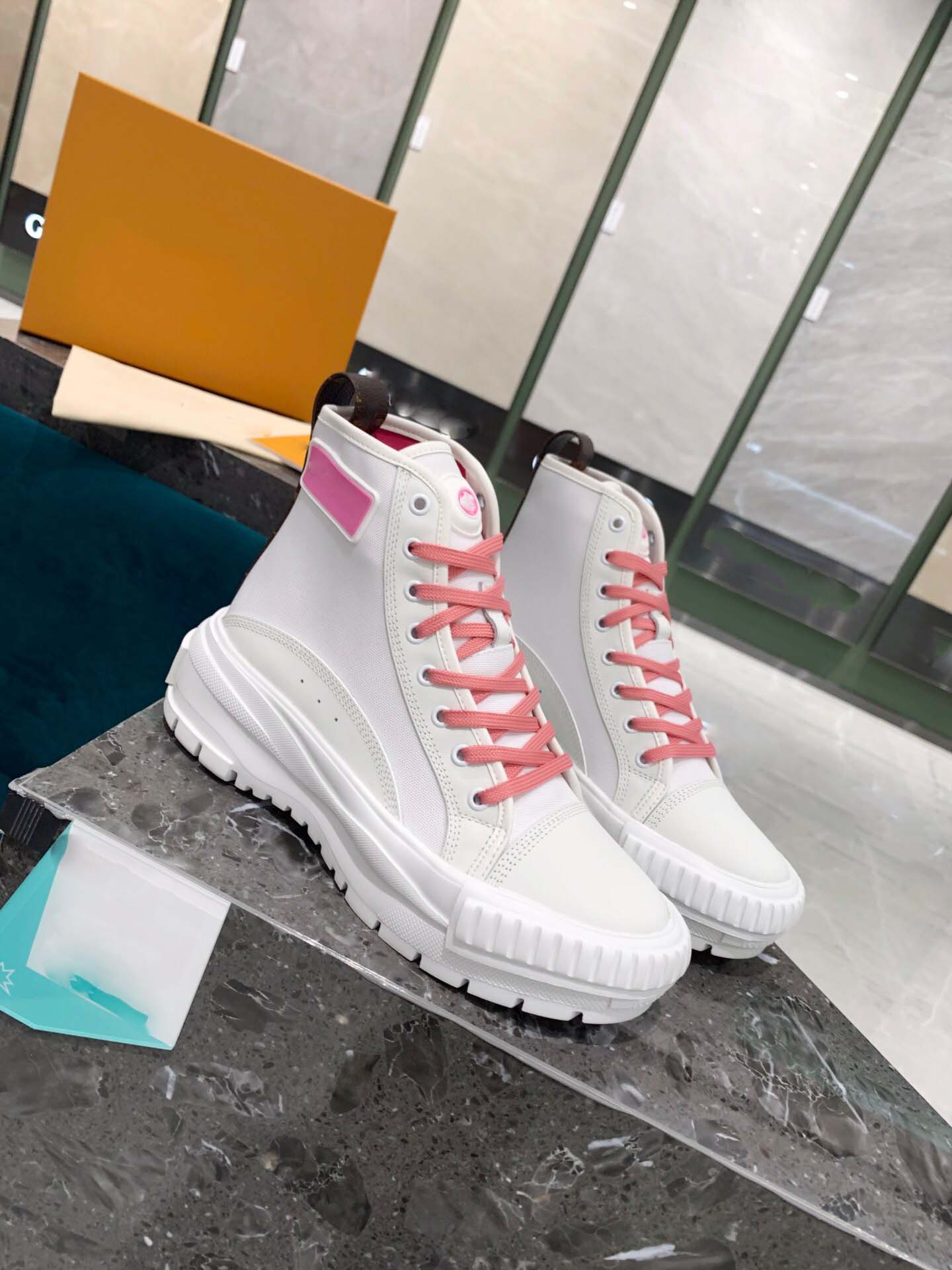 2021 Women luxury Designers SQUAD Sneaker Boots lady High Top Chunky casual shoes Size 35-41, Black
2021 Women luxury Designers SQUAD Sneaker Boots lady High Top Chunky casual shoes Size 35-41, Black