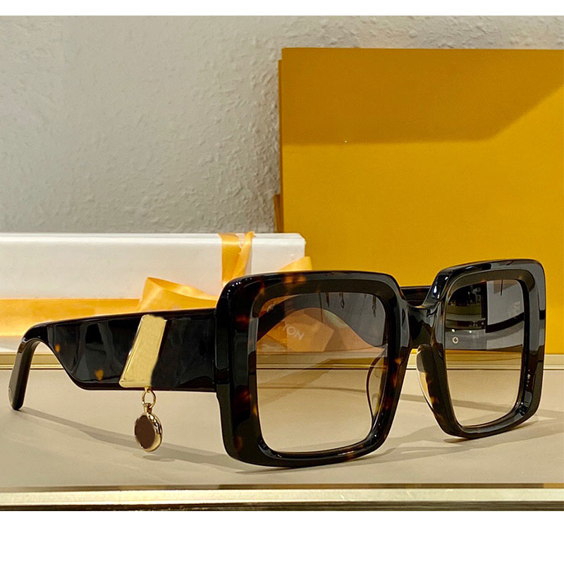Designer womens sunglasses Z2166 square full frame beautiful all-match mirror legs four-leaf clover pendant retro classic sun glasses UV400 high quality with box
Designer womens sunglasses Z2166 square full frame beautiful all-match mirror legs four-leaf clover pendant retro classic sun glasses UV400 high quality with box