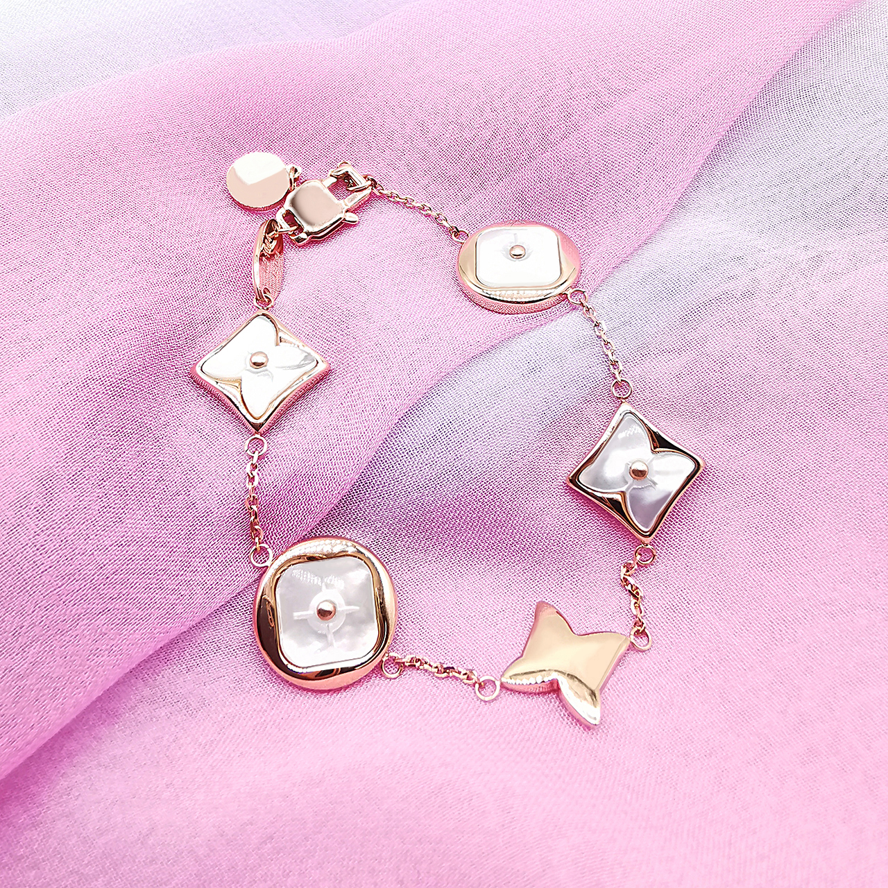 LU mother of pearl bracelet, five-flowered accessories, titanium-plated steel, 18K gold, women's chain bangle, gifts for girls, all-match exquisite accessories
LU mother of pearl bracelet, five-flowered accessories, titanium-plated steel, 18K gold, women's chain bangle, gifts for girls, all-match exquisite accessories