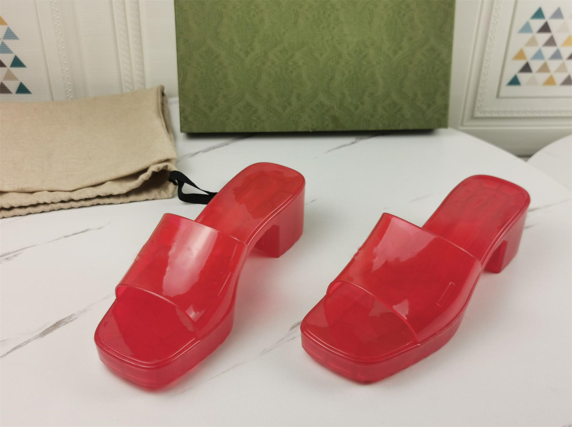 2021 Designer woman Fashion Beach Thick bottom slippers platform Alphabet lady Sandals outdoor Transparent rubber fruit slide High heel slides slipper
2021 Designer woman Fashion Beach Thick bottom slippers platform Alphabet lady Sandals outdoor Transparent rubber fruit slide High heel slides slipper