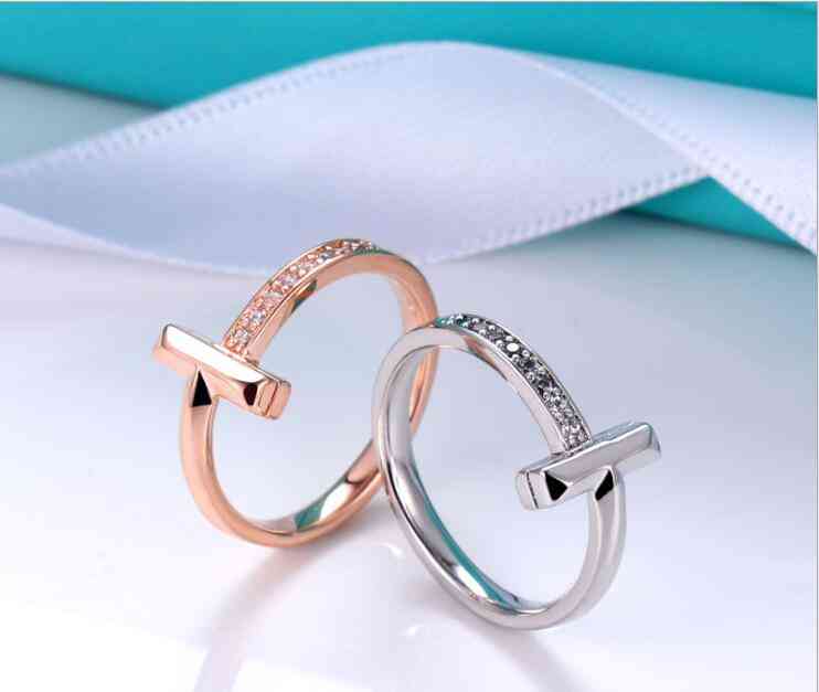 1:1 Real925 Whole Row Square Stone TIF Ring Couple Luxury Jewelry Fashion Brand Birthday Party Proposal Gift G1104
1:1 Real925 Whole Row Square Stone TIF Ring Couple Luxury Jewelry Fashion Brand Birthday Party Proposal Gift G1104