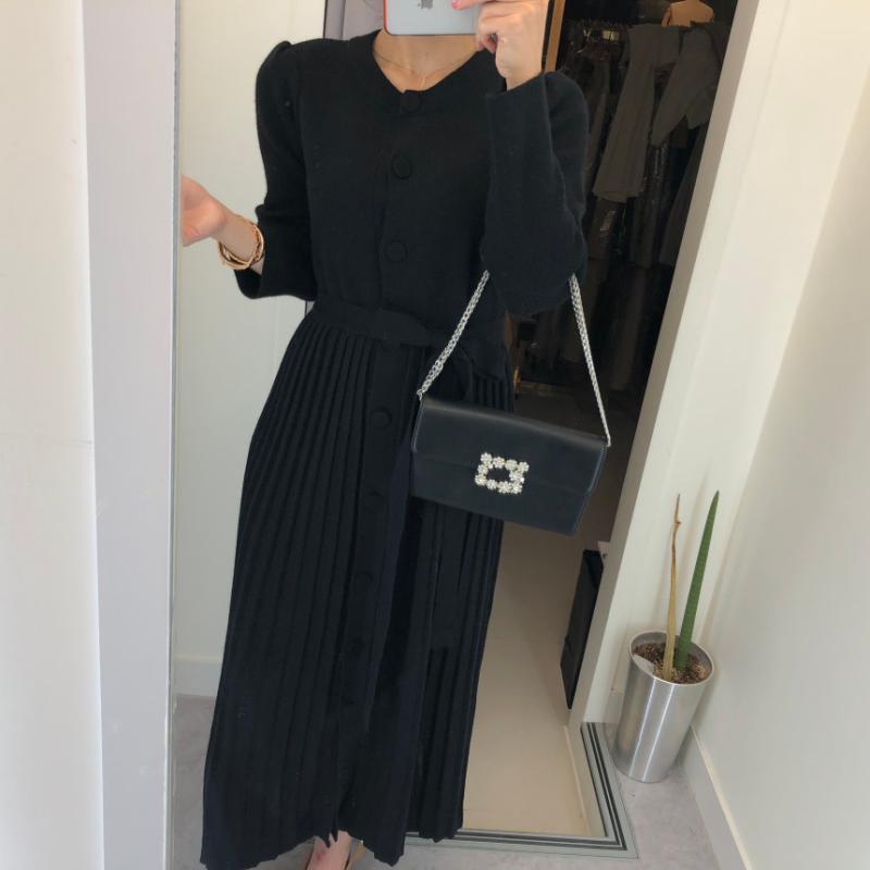 Autumn Winter Office Lady Solid Long Sleeve Knitting Dress With Belt Elegant Women O-Neck Button Pleated Dress 210518