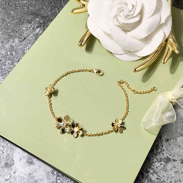 Charm Bracelets 08 Jewelry Exquisite Smooth Size Clover Set Diamond Bracelet Tricolor