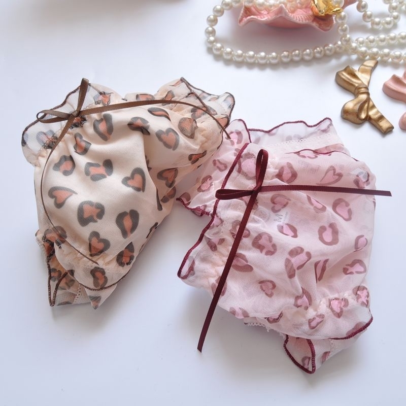 Long term small fresh transparent leopard print Sexy Princess Flash triangle girl cute ladies underwear, Black;white
Long term small fresh transparent leopard print Sexy Princess Flash triangle girl cute ladies underwear, Black;white