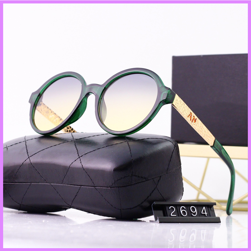 Summer New Round Sunglasses Casual Women Sun Glasses Street Fashion Mens Designer Eyewear With Box Business Driving Beach Nice D2111061F
Summer New Round Sunglasses Casual Women Sun Glasses Street Fashion Mens Designer Eyewear With Box Business Driving Beach Nice D2111061F