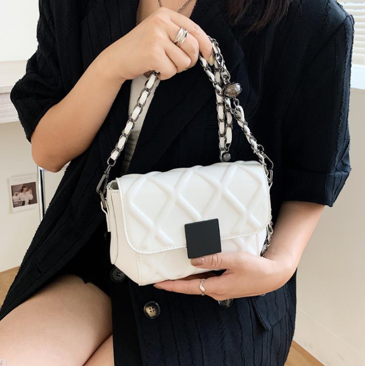 Autumn/Winter Single Shoulder Messenger Bag Simple Embroidery Thread Rhombic Chain Female Bags, Black
Autumn/Winter Single Shoulder Messenger Bag Simple Embroidery Thread Rhombic Chain Female Bags, Black