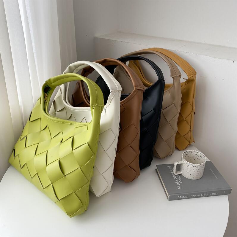 Factory wholesale leather messenger bag simple solid color woven handbag street trend large baguette bags candy-colored plaid fashion handbags
Factory wholesale leather messenger bag simple solid color woven handbag street trend large baguette bags candy-colored plaid fashion handbags