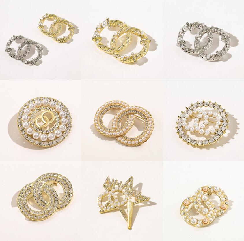 Brand Desigenr Letter for Mens Womens Brooches Luxury High-end Unisex 18K Gold Plated Pearl Pins Crystal Rhinestone Brooche Women Wedding Jewelry Gift Accessories
Brand Desigenr Letter for Mens Womens Brooches Luxury High-end Unisex 18K Gold Plated Pearl Pins Crystal Rhinestone Brooche Women Wedding Jewelry Gift Accessories