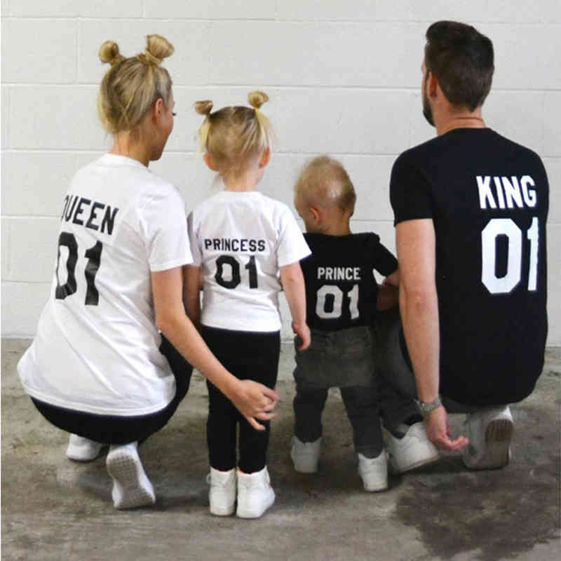Family Look Dad Mom Kid Matching Outfits Mommy and Me Clothes Mother Daughter Dresses Fashion T-Shits King Queen Prince Princess 210521