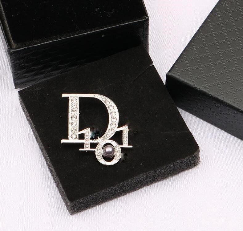 2021 Korean letter pearl brooch, all-match temperament, fashionable high-end big-name crystal clothes, western accessories, unisex high-quality
2021 Korean letter pearl brooch, all-match temperament, fashionable high-end big-name crystal clothes, western accessories, unisex high-quality