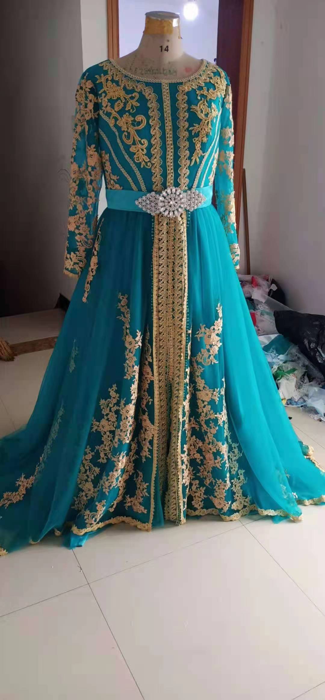 Luxury 2025 Emerald Green Muslim Formal Evening Dresses Crystals Pearls Beaded Lace Long Sleeves A Line Abaya Dubai Arabic Prom Dress Party Gowns Moro