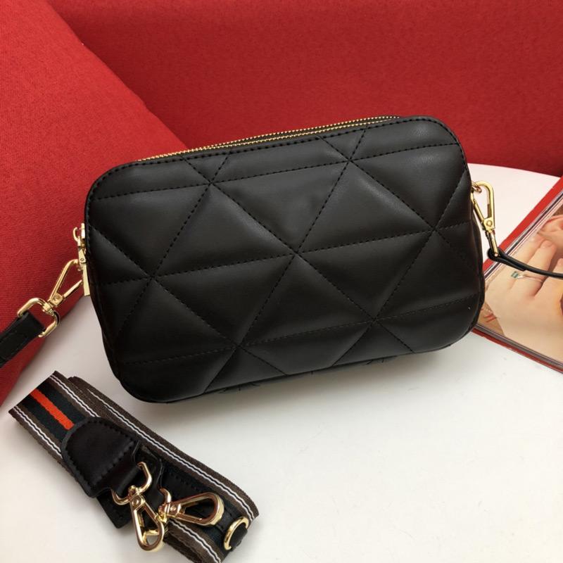Designer Messenger Bag women Luxury Fashion Black Color Flip Shoulders Bags Striped Double Shoulder Strap Genuine Leather Brand Handbag Ladi
Designer Messenger Bag women Luxury Fashion Black Color Flip Shoulders Bags Striped Double Shoulder Strap Genuine Leather Brand Handbag Ladi