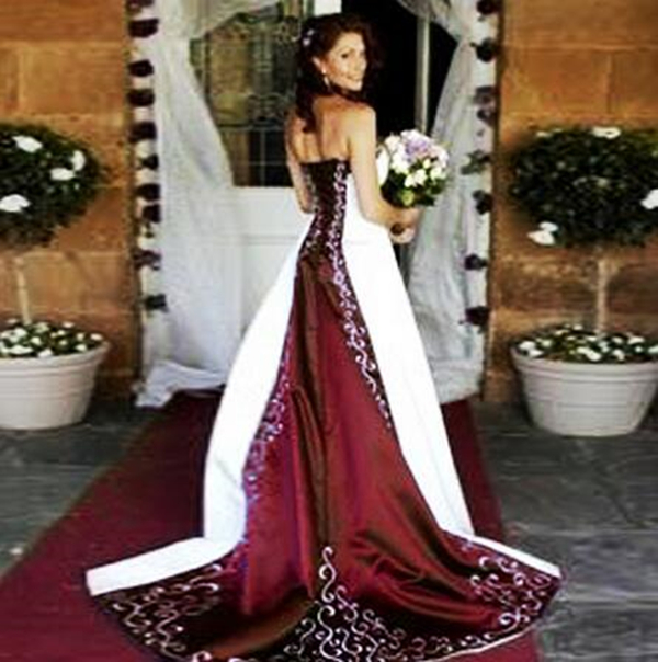 2022 Romantic Rustic A Line Wedding Dress Strapless Sleeveless Embroidery Purple And White Long Bridal Dresses Corset Lace-Up Plus Size Wedding Gowns 