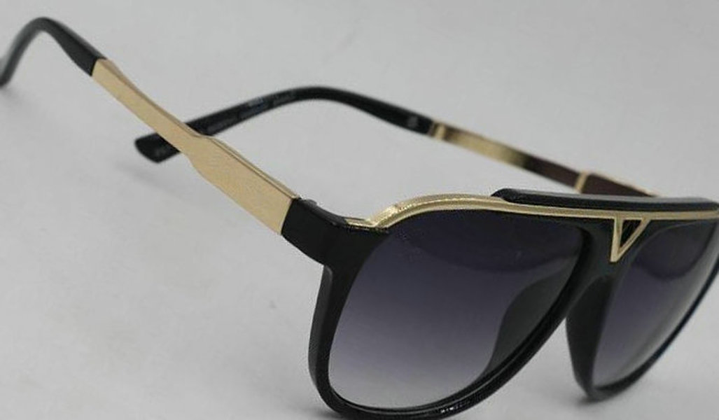Unisex Square Plate Metal Frame Sunglasses with UV400 Protection - Fashionable Shades for Men & Women