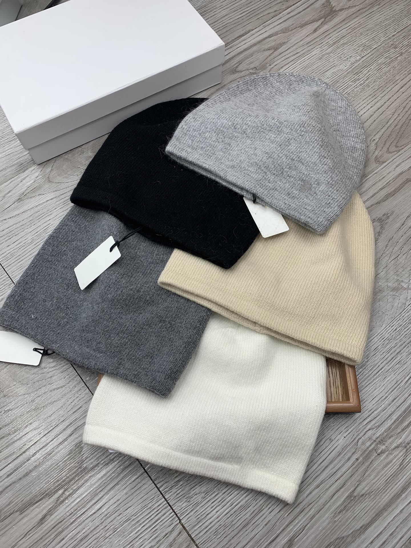 Luxury Knitted Hat Designer Beanie Cap Mens Fitted Hats Unisex Cashmere Letters Casual Skull Caps Outdoor Fashion High Quality, Same as photos
Luxury Knitted Hat Designer Beanie Cap Mens Fitted Hats Unisex Cashmere Letters Casual Skull Caps Outdoor Fashion High Quality, Same as photos