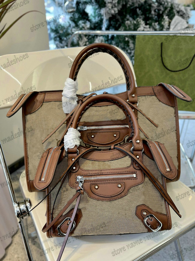 The Hacker Project Medium Neo Classic Bag 681695 Womens Limited Edition Handbag Aria Casual Tote Flora Print White Canvas Hardware S City Motorcycle Handle Bag
The Hacker Project Medium Neo Classic Bag 681695 Womens Limited Edition Handbag Aria Casual Tote Flora Print White Canvas Hardware S City Motorcycle Handle Bag
