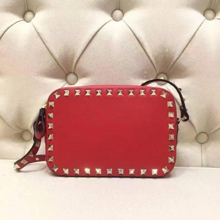 2021 Luxurys designers clutch bag Gold Rivet Handbags backpack Fla Small black square crossbody bags camera bagred nude Pink red colors, Dust bag
2021 Luxurys designers clutch bag Gold Rivet Handbags backpack Fla Small black square crossbody bags camera bagred nude Pink red colors, Dust bag