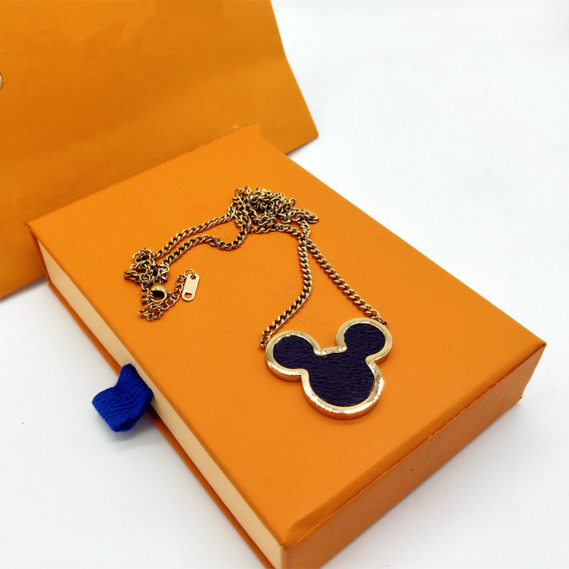 Western style Gold Titanium Steel Necklace women Style Letter L Home Designer Luxury Heart-shaped Four-leaf Clover Square Pendant Anniversary Gifts Jewelry
Western style Gold Titanium Steel Necklace women Style Letter L Home Designer Luxury Heart-shaped Four-leaf Clover Square Pendant Anniversary Gifts Jewelry
