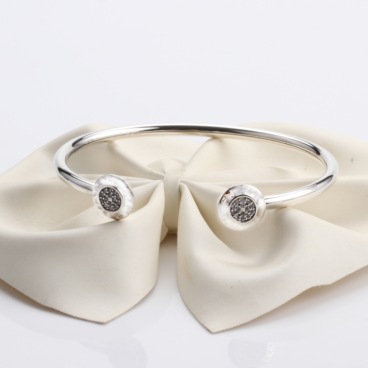 100% Fashion High Quality 925 Sterling Silver bracelet Bangle with LOGO Engraved for 011 European Charms and Give Girlfriend Gift
100% Fashion High Quality 925 Sterling Silver bracelet Bangle with LOGO Engraved for 011 European Charms and Give Girlfriend Gift