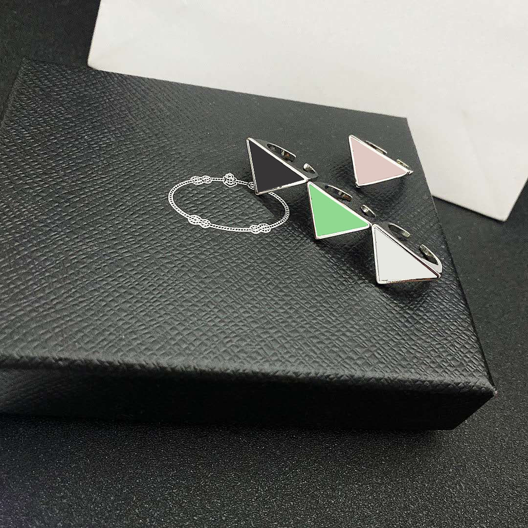Designer High quality ring brass rings mens womens black popular INS classic inverted triangle finger ring couple with box
Designer High quality ring brass rings mens womens black popular INS classic inverted triangle finger ring couple with box