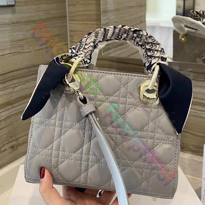 Ladies 2021 High-Grade luxurys designers bags Messenger Purse Women handbags Totes Fashion Vintage top quality Shoulder classic crossbody ba
Ladies 2021 High-Grade luxurys designers bags Messenger Purse Women handbags Totes Fashion Vintage top quality Shoulder classic crossbody ba