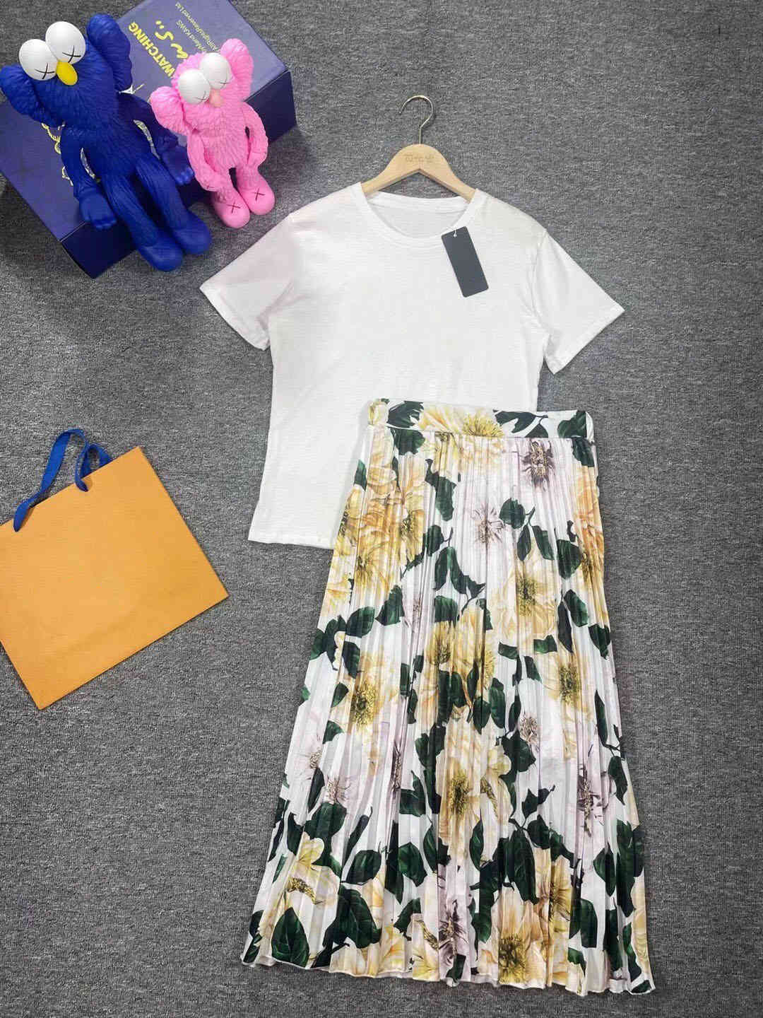 2021 designer new fashion ladies sports short sleeve suit casual elastic shorts, Yellow
2021 designer new fashion ladies sports short sleeve suit casual elastic shorts, Yellow