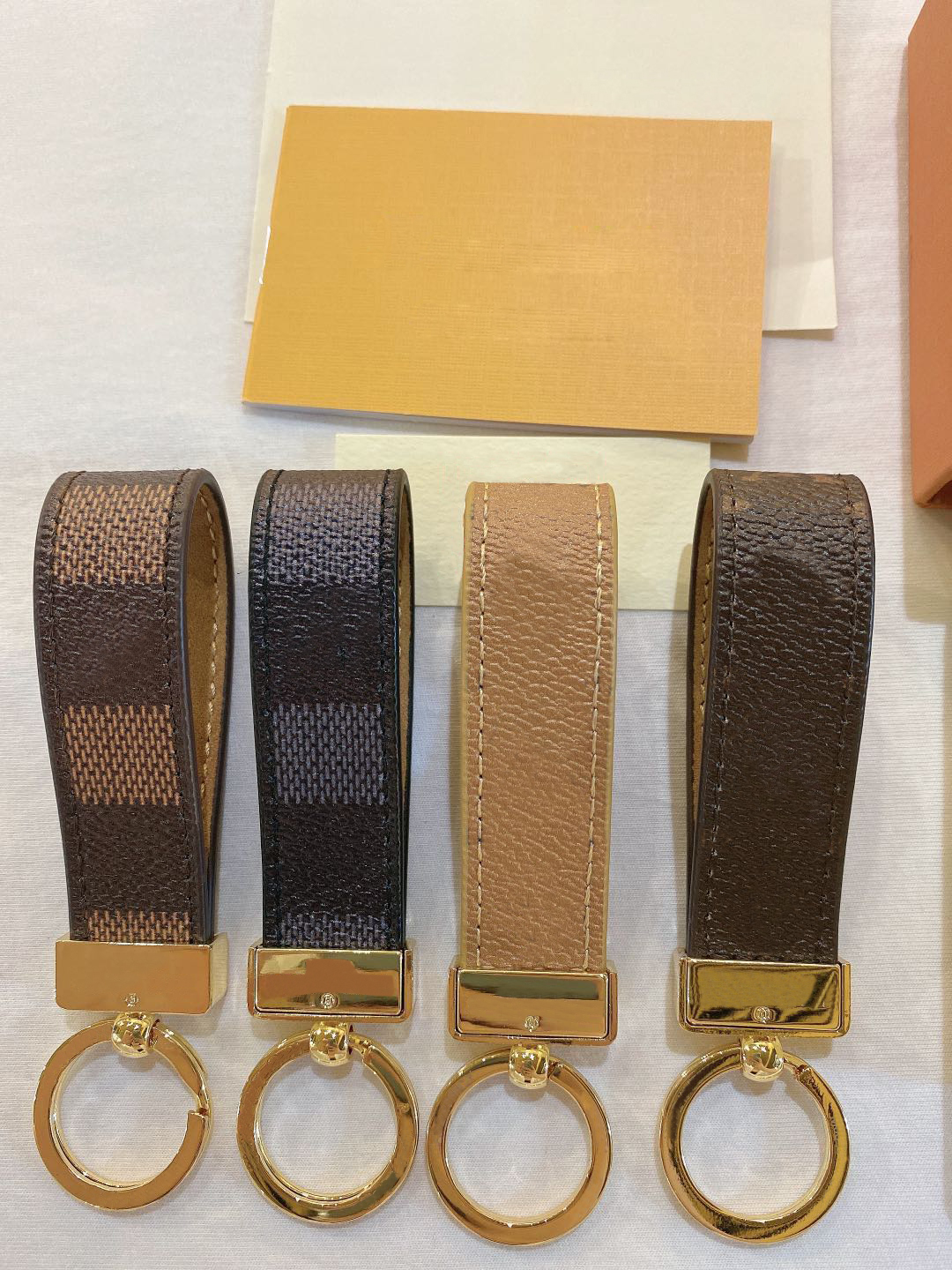 2021 Keychain Brand Designer Key Chain Mens Luxury Car Keyring Womens Buckle Keychains Handmade Leather Men Women Accessories with box
2021 Keychain Brand Designer Key Chain Mens Luxury Car Keyring Womens Buckle Keychains Handmade Leather Men Women Accessories with box