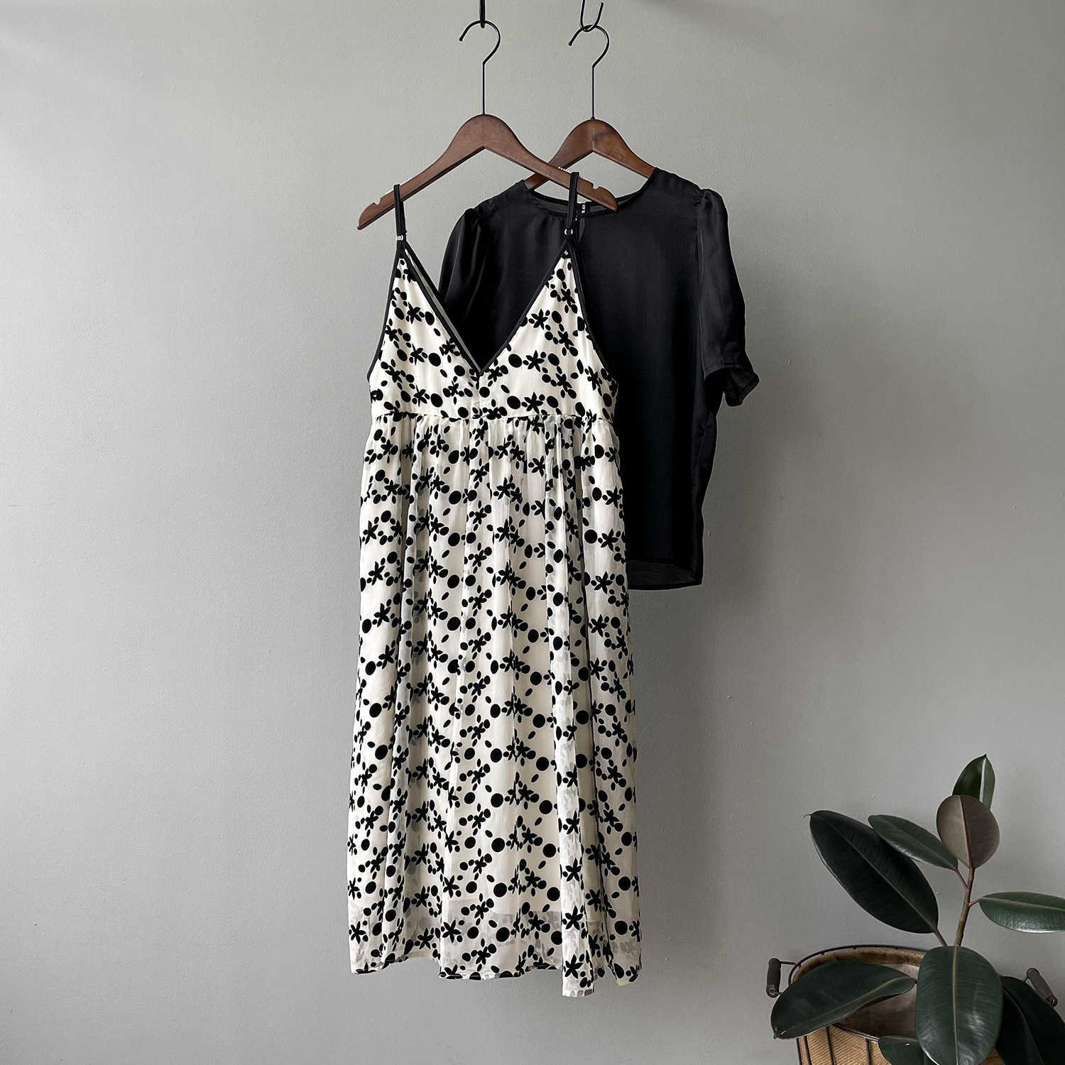 Summer Tshirt + Dress Two Pieces Sets Women Korean Floral Print Spaghetti Strap Two-piece Casual Set 80199 210607, Dress sets
Summer Tshirt + Dress Two Pieces Sets Women Korean Floral Print Spaghetti Strap Two-piece Casual Set 80199 210607, Dress sets