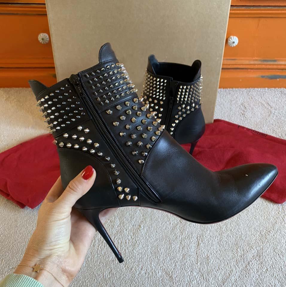Winter black studded ankle boot women shoes red bottom high heels side zipper thick heel pumps Hongroise 85mm Suede Praguoise Spike Ankles-Bootie
Winter black studded ankle boot women shoes red bottom high heels side zipper thick heel pumps Hongroise 85mm Suede Praguoise Spike Ankles-Bootie