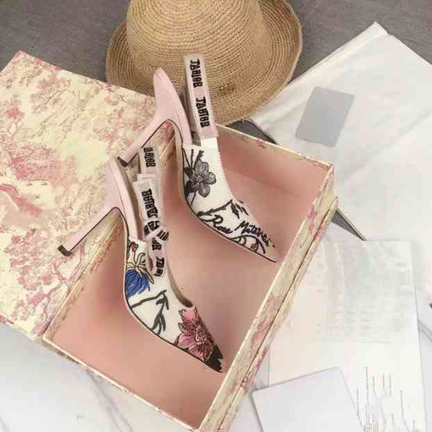 Slippers Finger pointed high heels autumn embroidery unique shoes back stiletto space toe sandals letter word women's buckle UX2J, 1# shoe box
Slippers Finger pointed high heels autumn embroidery unique shoes back stiletto space toe sandals letter word women's buckle UX2J, 1# shoe box