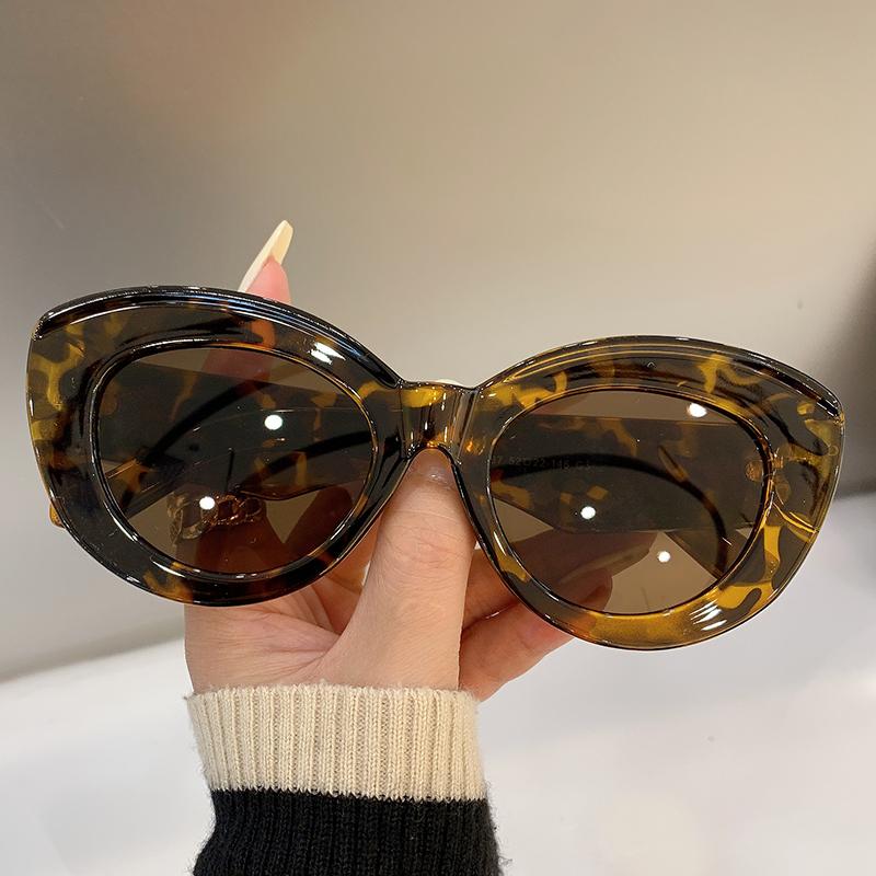 Sunglasses Oversized Big Frame Cat Eye Sunglass Fashion Vintage Trendy Colorful Personalized Travelling Eyewear Female UV400 Shades, White;black
Sunglasses Oversized Big Frame Cat Eye Sunglass Fashion Vintage Trendy Colorful Personalized Travelling Eyewear Female UV400 Shades, White;black
