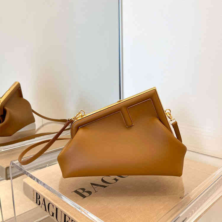 First Designer Cloud Bags Clip 2021 Autumn Winter New Sheepskin Shoulder Bag Fashion Diagonal Chain Women's on October
First Designer Cloud Bags Clip 2021 Autumn Winter New Sheepskin Shoulder Bag Fashion Diagonal Chain Women's on October