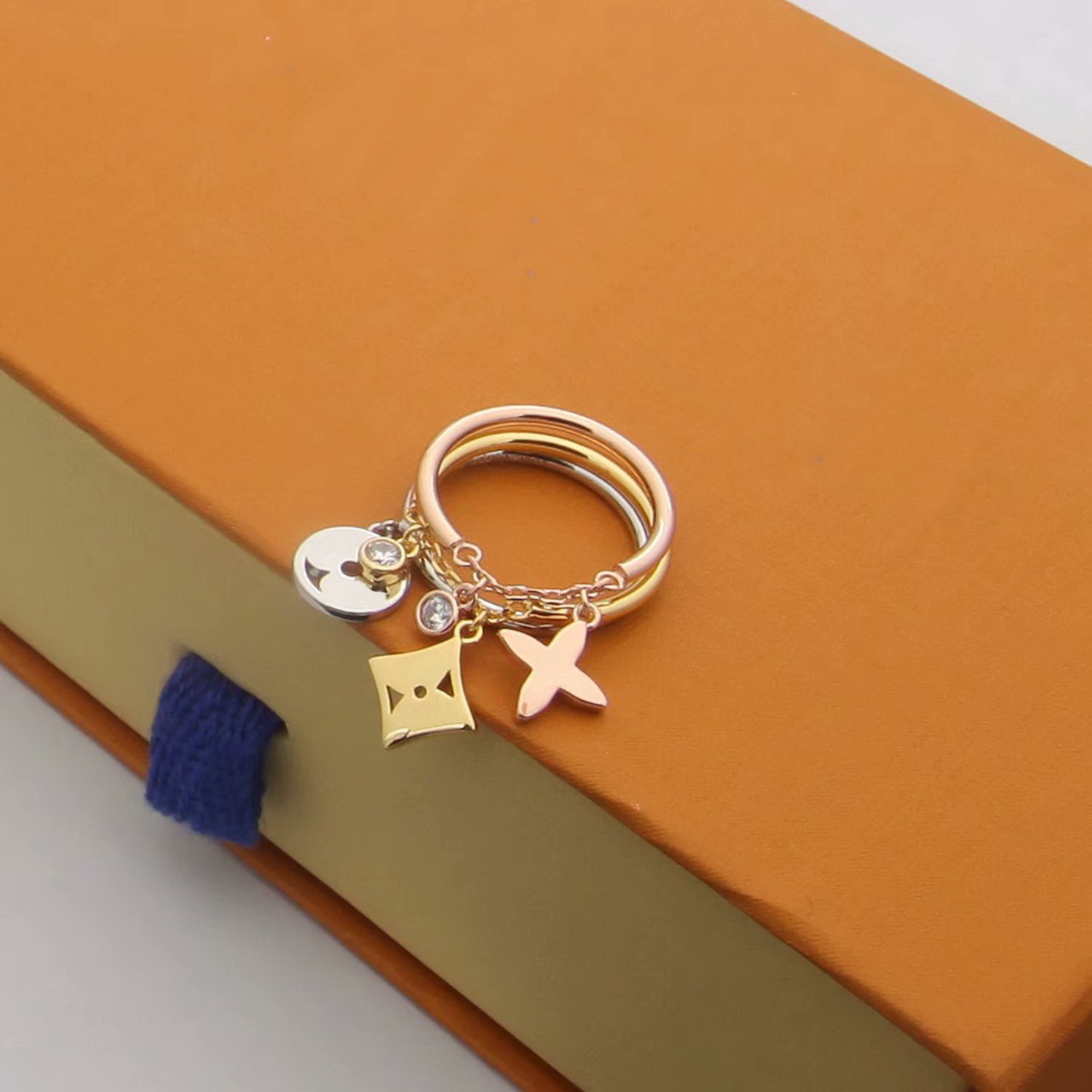 Europe America Fashion Lady Women Rings Titanium Steel Three Circle 3 Color Tassels Hollow Out V Initials Flower With Diamond Ring Size US6-US9
Europe America Fashion Lady Women Rings Titanium Steel Three Circle 3 Color Tassels Hollow Out V Initials Flower With Diamond Ring Size US6-US9