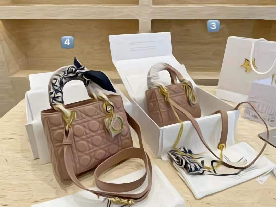 Solid color classic Diana ackage rhomboid Totes Real leather bag body metal letter shoulder strap decoration versatile socialite style small
Solid color classic Diana ackage rhomboid Totes Real leather bag body metal letter shoulder strap decoration versatile socialite style small