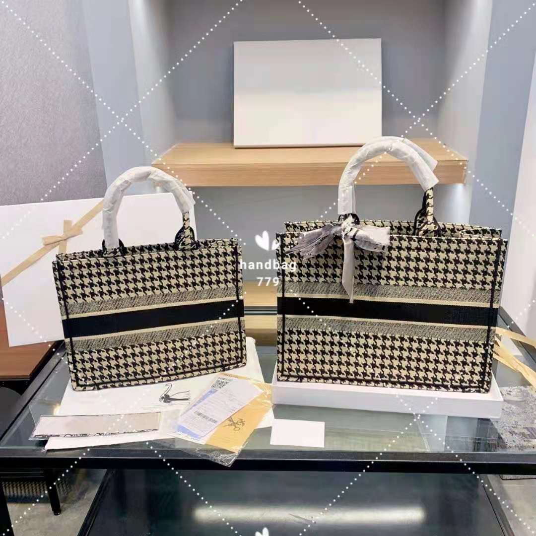 Premium embroidery classic canvas shopping bags complimentary silk scarf fabric super large capacity luxury design thousand bird pattern 36c
Premium embroidery classic canvas shopping bags complimentary silk scarf fabric super large capacity luxury design thousand bird pattern 36c
