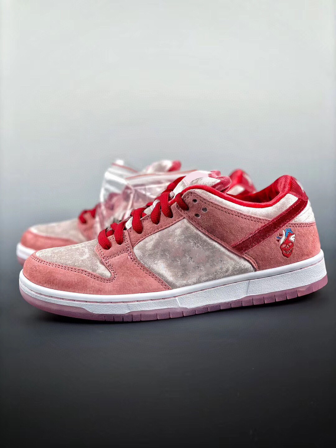 2022 StrangeLove Authentic Low Valentine's Day Shoes Bright Melon Gym Red Med Soft Pink Men Women Outdoor Sports Sneakers With Original
2022 StrangeLove Authentic Low Valentine's Day Shoes Bright Melon Gym Red Med Soft Pink Men Women Outdoor Sports Sneakers With Original