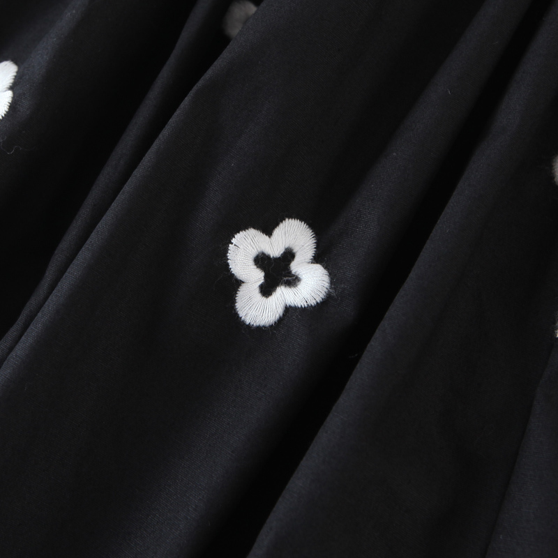 Women vintage black flower embroidery loose shorts summer high-waist fold bud bloomers 210514