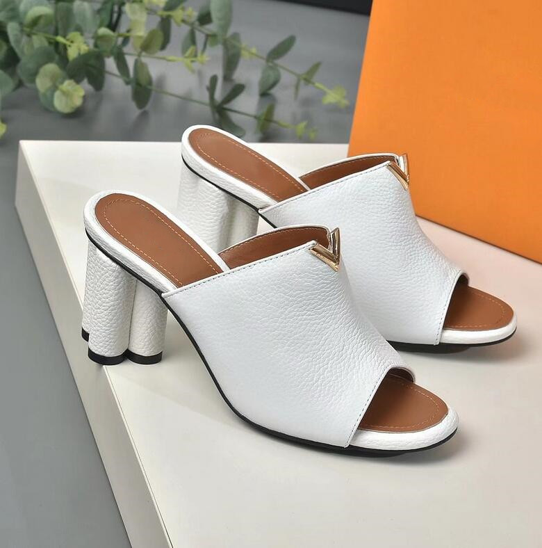 Fashion Women's Comfortable sandals Ladies Leather beach slippers high quality chunky heels shoes female casual peep toe sandal L2287
Fashion Women's Comfortable sandals Ladies Leather beach slippers high quality chunky heels shoes female casual peep toe sandal L2287