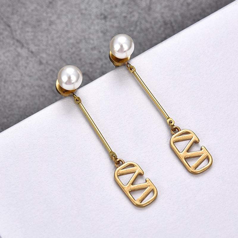 Letter Pendants Charm Earrings Elegant Retro Style Long Earring Famous Design Ins Fashion Female Pearl Jewelry
Letter Pendants Charm Earrings Elegant Retro Style Long Earring Famous Design Ins Fashion Female Pearl Jewelry