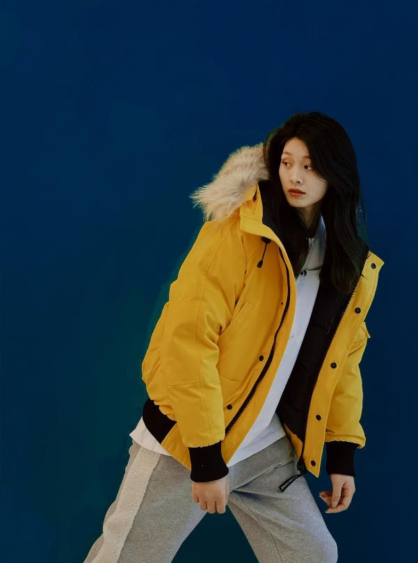 Fashion Women's Bomber Jackets Fur Collar Hooded Yellow Down Coat Designer Parkas Women High Quality Winter Warm Outwear
Fashion Women's Bomber Jackets Fur Collar Hooded Yellow Down Coat Designer Parkas Women High Quality Winter Warm Outwear