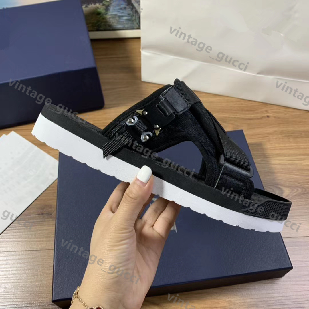 2021 Fashion luxury design women sandals summer high quality leather flat shoes beach holiday women's slippers daily outdoor sandal with box, Two pairs of pure cotton socks
2021 Fashion luxury design women sandals summer high quality leather flat shoes beach holiday women's slippers daily outdoor sandal with box, Two pairs of pure cotton socks