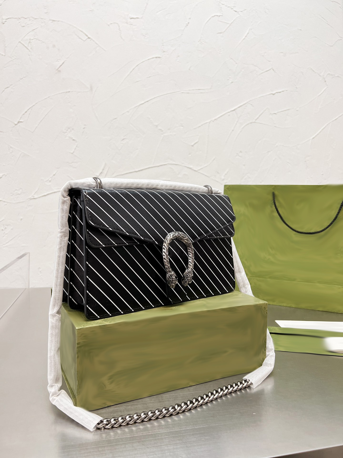2022 collaboration Joint new ladies handbag messenger guccy bag jackies shoulder bags chain guccie bag
2022 collaboration Joint new ladies handbag messenger guccy bag jackies shoulder bags chain guccie bag