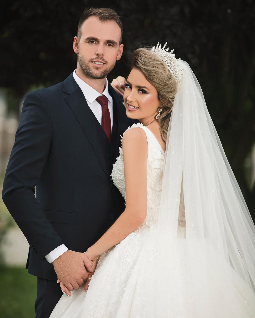 Classic Wedding Dresses With deep V-neck Sleeveless Appliqued Race Vintage Ball Gown Wedding Dress Custom Made Vestidos De Novia