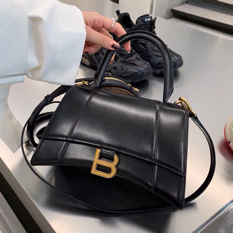 2021 net red same crocodile pattern hourglass bag B-shaped buckle all-match leather small shoulder messenger portable
2021 net red same crocodile pattern hourglass bag B-shaped buckle all-match leather small shoulder messenger portable