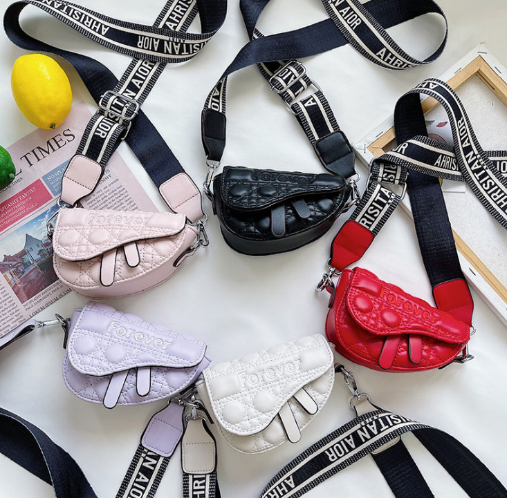 INS Girls One-shoulder backpacks children letter embroidered saddle bag kids printed straps bust bags women mini purse Q0418, Red
INS Girls One-shoulder backpacks children letter embroidered saddle bag kids printed straps bust bags women mini purse Q0418, Red