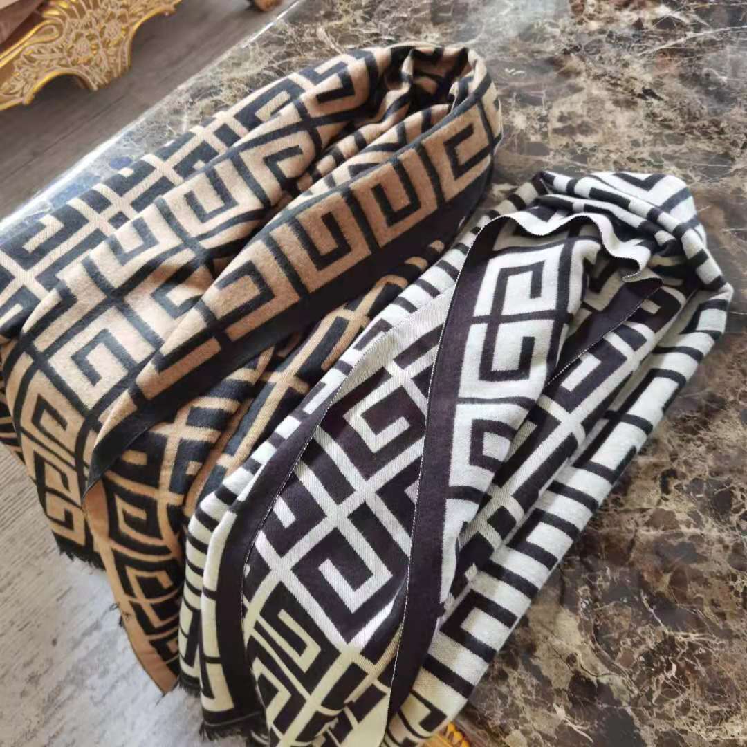 2021 New Winter Maze Scarf thickened cashmere blend soft and warm two-color double-sided exquisite 180 * 70cm
2021 New Winter Maze Scarf thickened cashmere blend soft and warm two-color double-sided exquisite 180 * 70cm