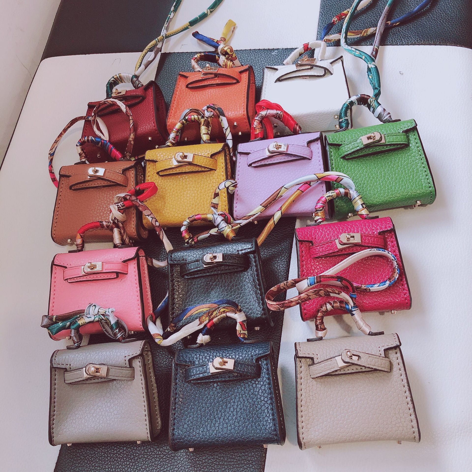 22ss 13style Luxury Designer PU Leather Keychain Lovers Car Keyring Keychains High Quality Men Women Mini Handbags Key Rings Buckle Bags Pendant Accessories
22ss 13style Luxury Designer PU Leather Keychain Lovers Car Keyring Keychains High Quality Men Women Mini Handbags Key Rings Buckle Bags Pendant Accessories