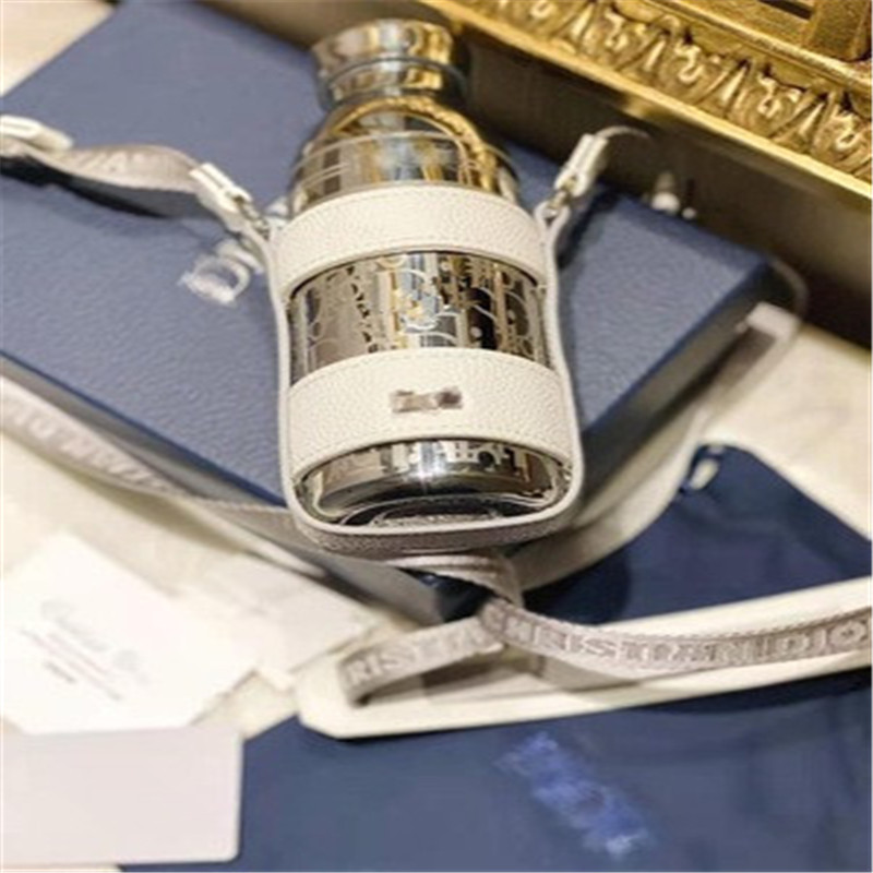 classical design Water Bottles unisex Thermos Cup flask Must-have for spring/summer travel Light Luxury Gift Box
classical design Water Bottles unisex Thermos Cup flask Must-have for spring/summer travel Light Luxury Gift Box