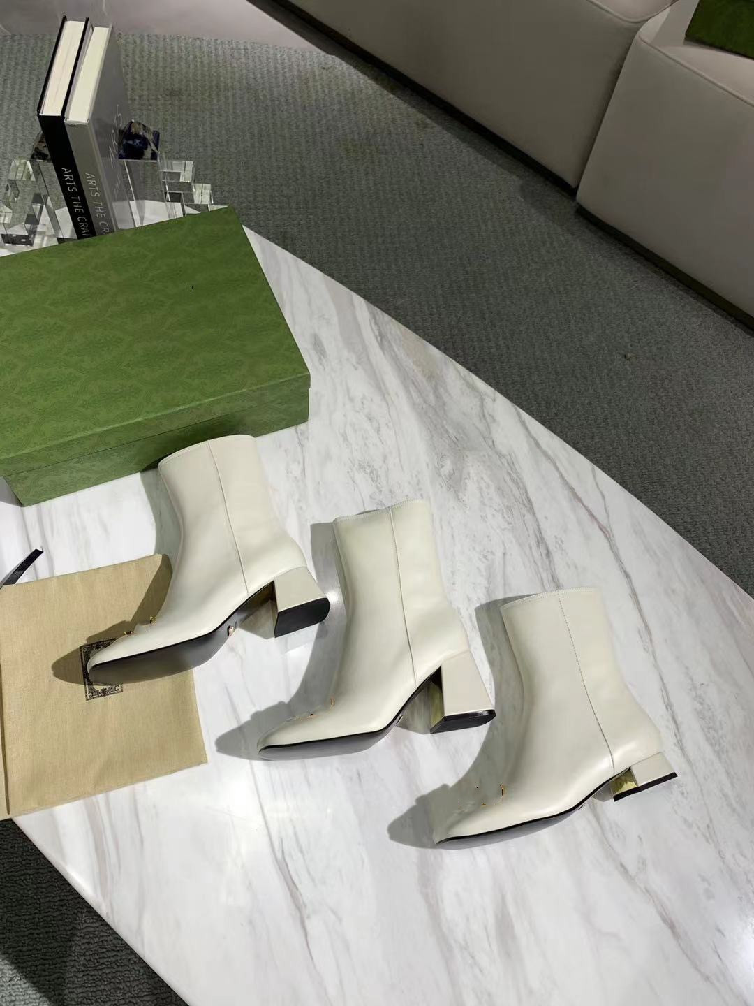 2021 high-heeled Winter women's boots black European station thick-heeled square-toed single booties short-length boot size 34-42
2021 high-heeled Winter women's boots black European station thick-heeled square-toed single booties short-length boot size 34-42