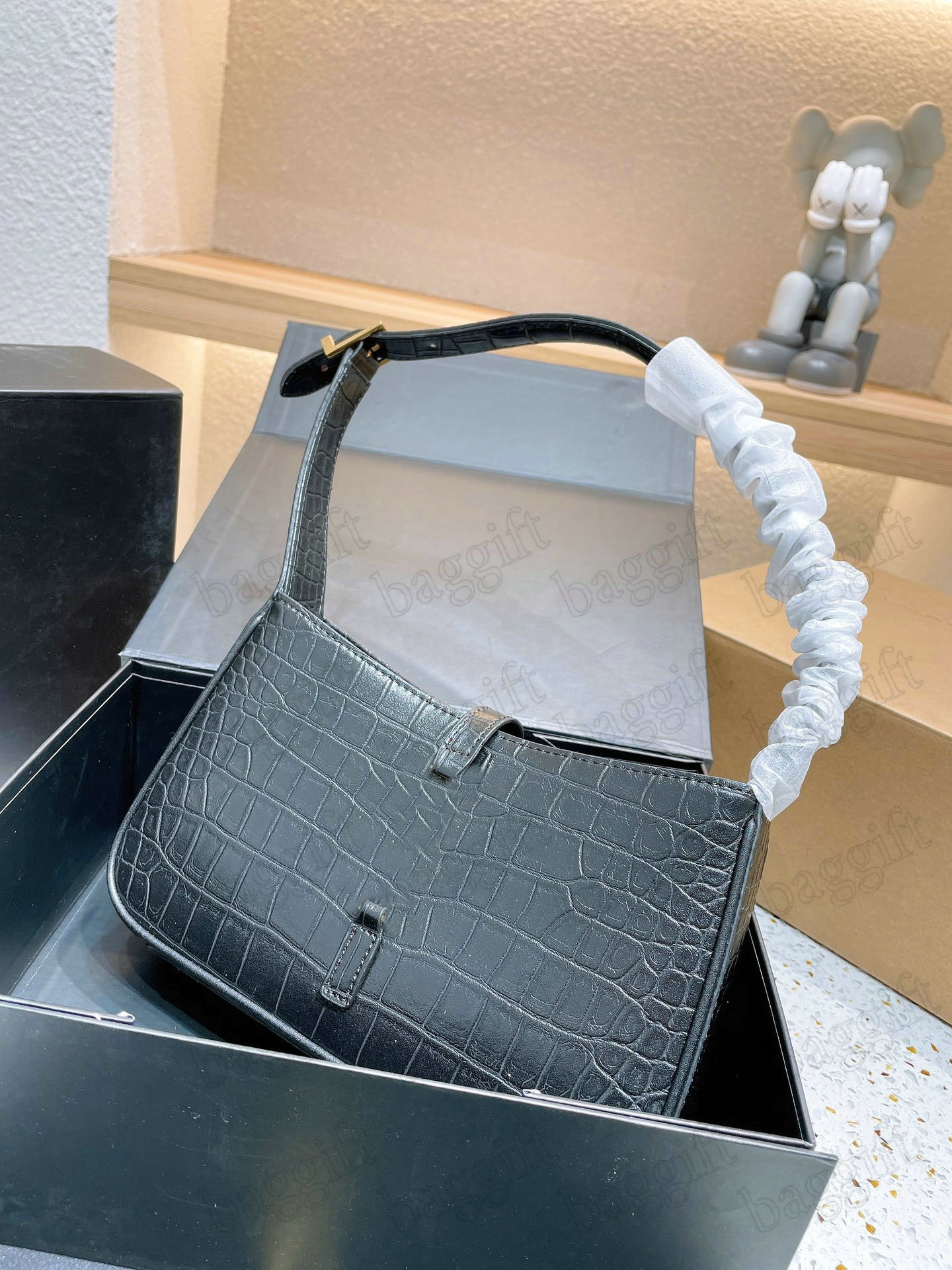 LE5A7 Paint Leather Stray Alligator Embossed Saddle Bag Underarm Womens Shoulder Bag Designers Luxury Fashion Handbags Totes Lady CrossBody, For make up difference fees;no bag
LE5A7 Paint Leather Stray Alligator Embossed Saddle Bag Underarm Womens Shoulder Bag Designers Luxury Fashion Handbags Totes Lady CrossBody, For make up difference fees;no bag